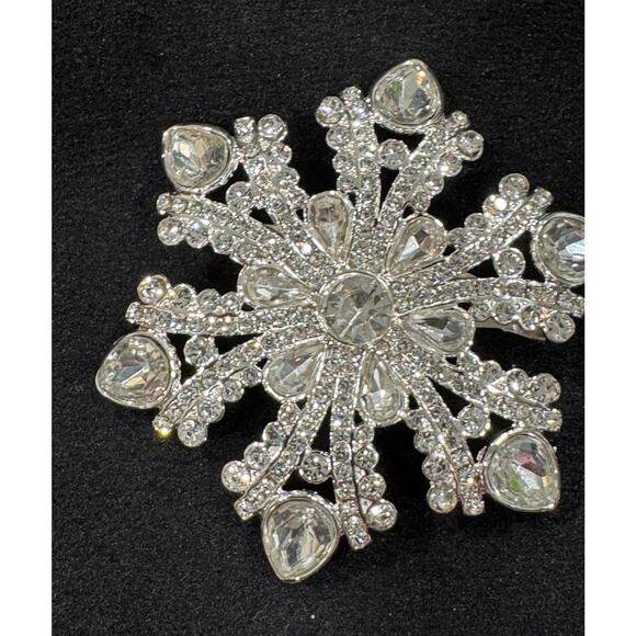 Vintage NAPIER Clear Rhinestone Snowflake Brooch CP34 - Picture 2 of 4